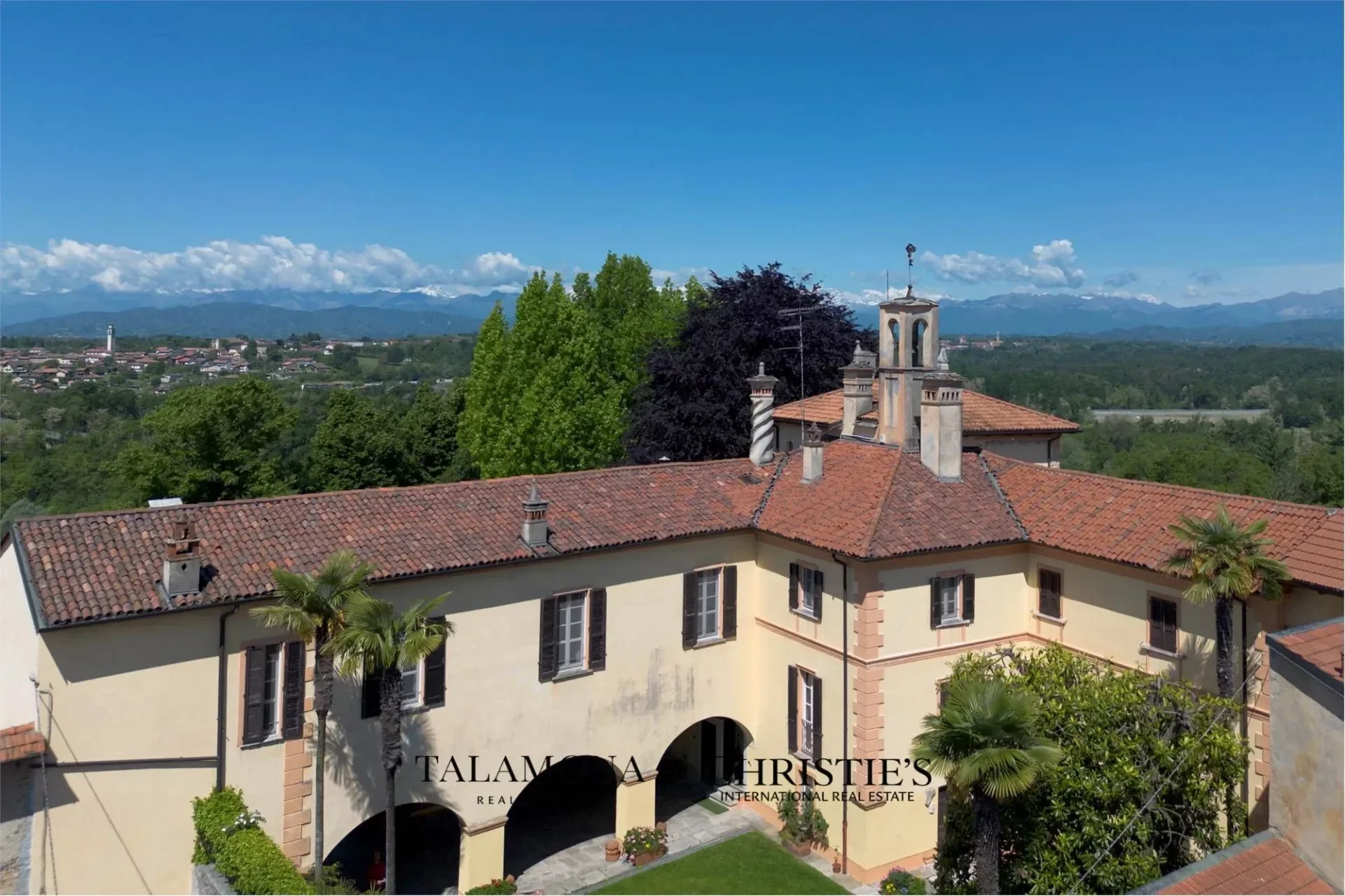 Exterior photo 9
