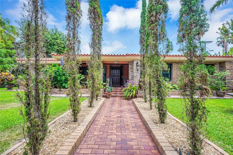 110 W Shore Dr W, Miami, Florida, United States. - Photo 3