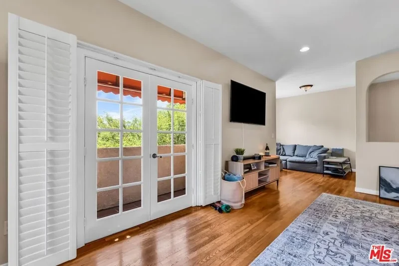 1073 S Mansfield Avenue, Los Angeles, California, United States. - Photo 17