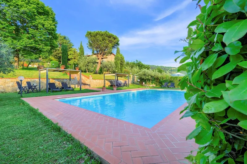 Casale in stile Toscano con parco piscina e dependance in zona panoramica in vendita a Reggello