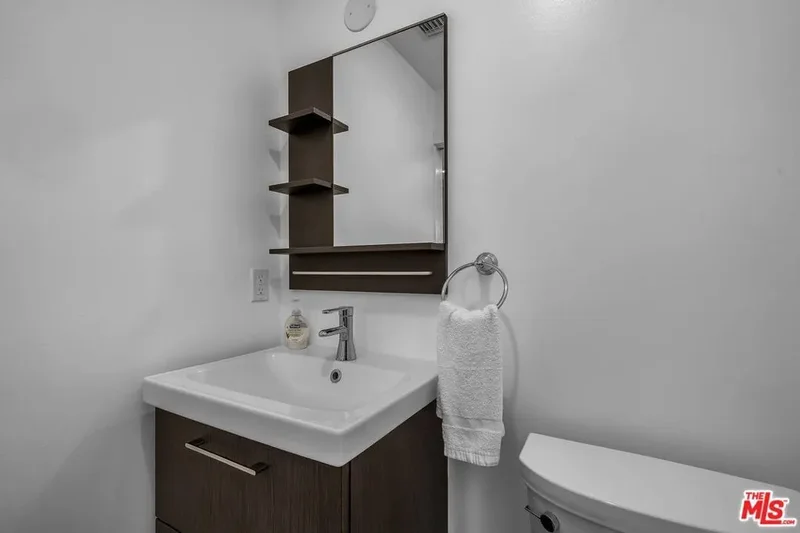 560 Westminster Avenue, Los Angeles, California, United States. - Photo 23
