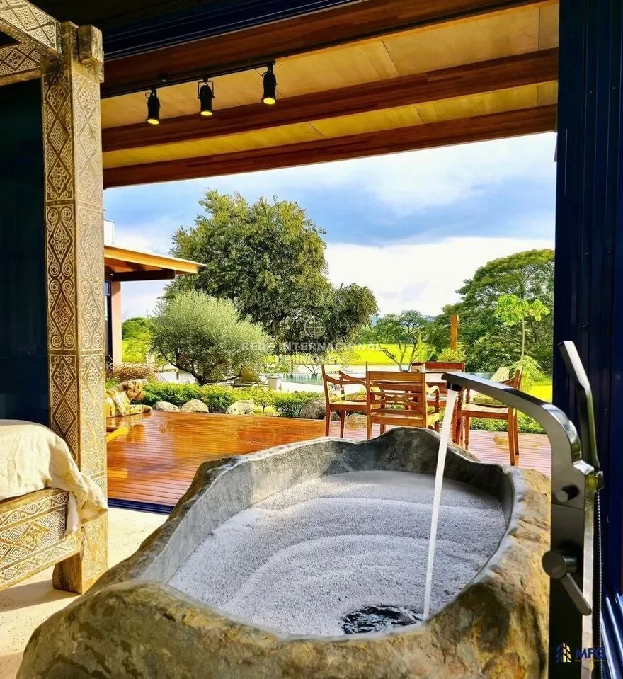 A spectacular property with 1,162sqm of built area on a 3,498sqm plot by a lake, offering unparallel