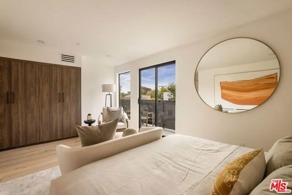 922 N West Knoll Drive, Los Angeles, California, United States. - Photo 2