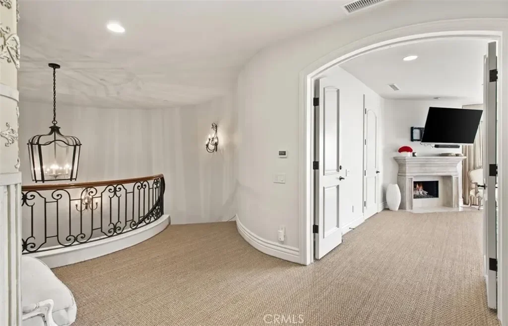 6 Windemere Court, Newport Beach, California, United States. - Photo 2