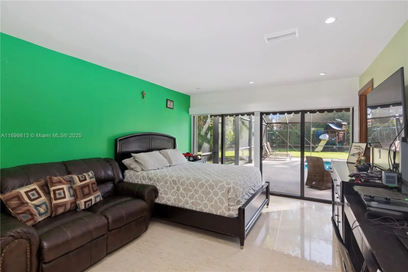 7001 Robles St, Miami, Florida, United States. - Photo 10