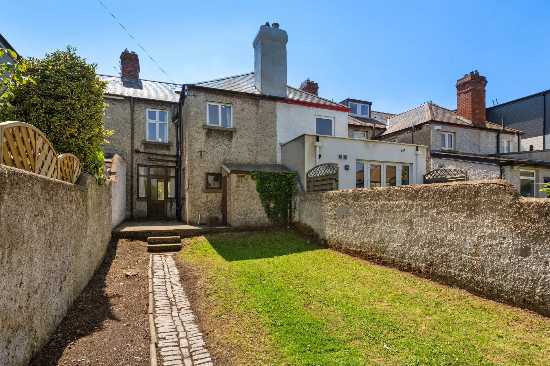 Exterior photo 3