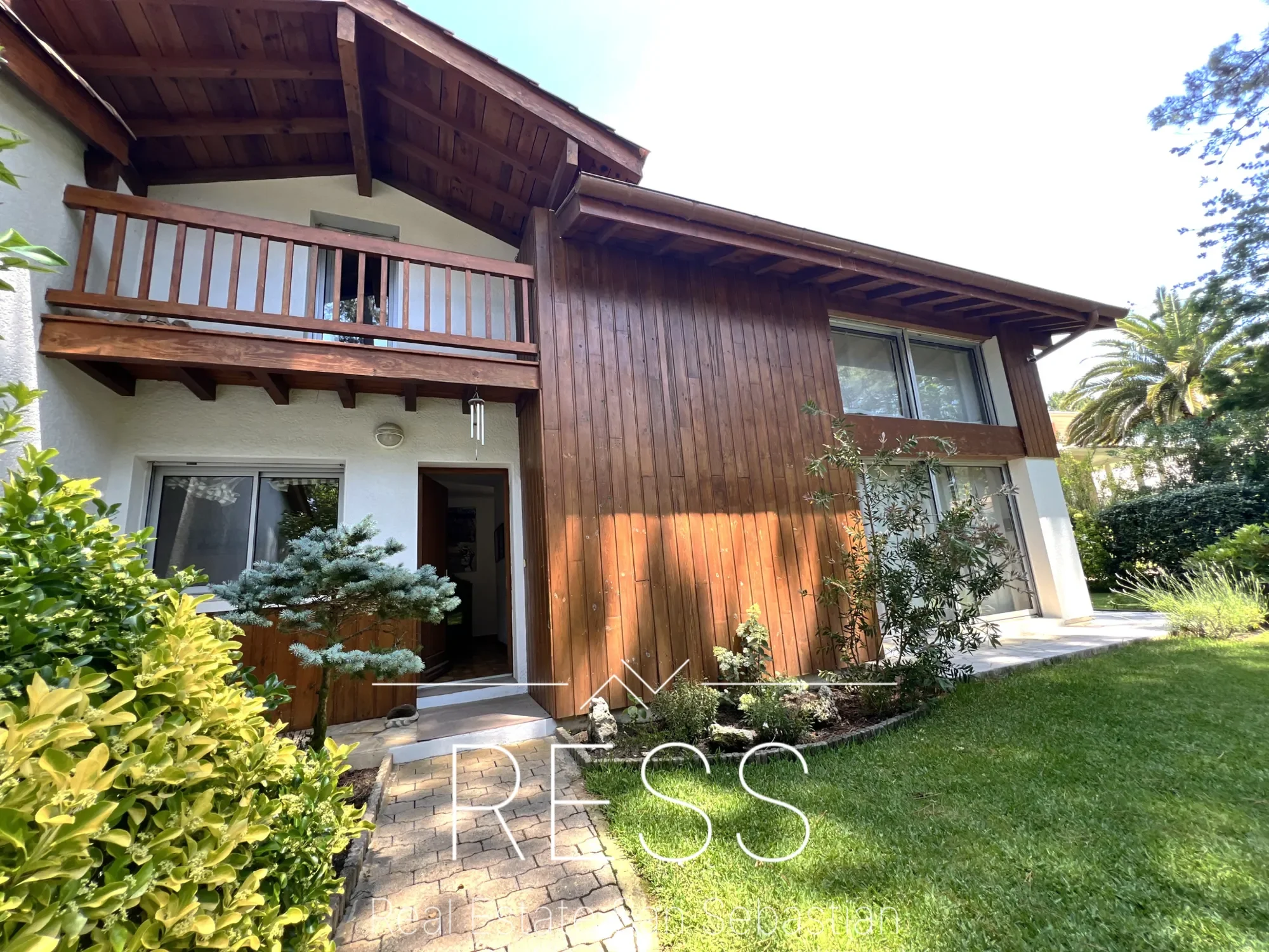 Exterior photo 8
