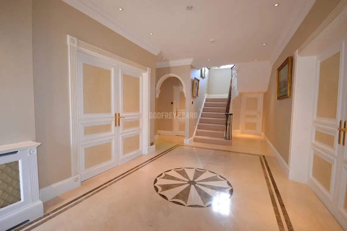 Grange Avenue, London, England, United Kingdom. - Photo 9