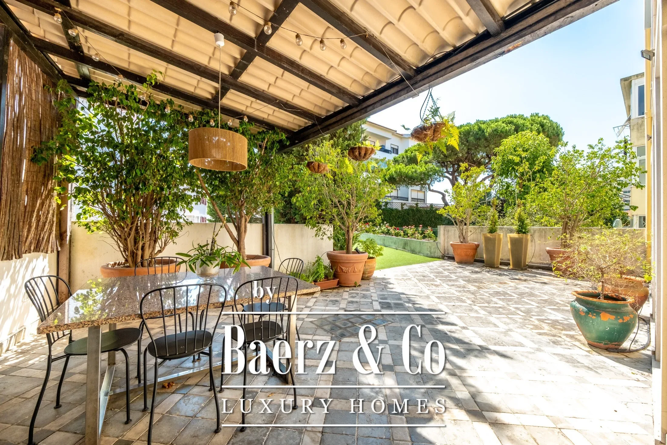 5 bedroom villa with swimming pool in the historic area of Parede