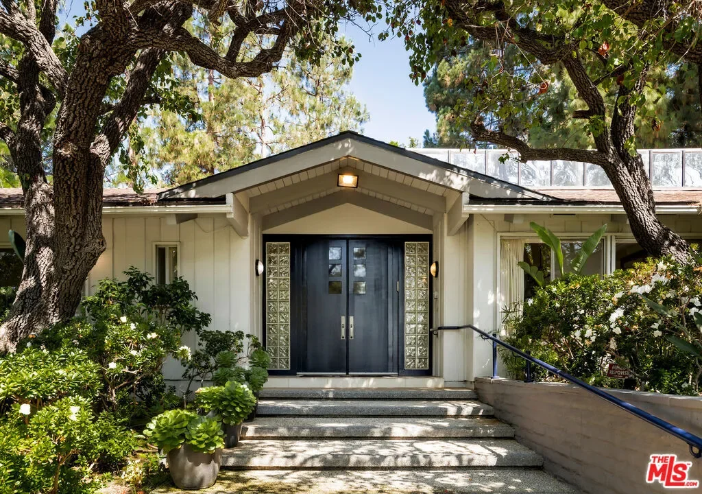811 N Hillcrest Road, Beverly Hills, California, United States. - Photo 19