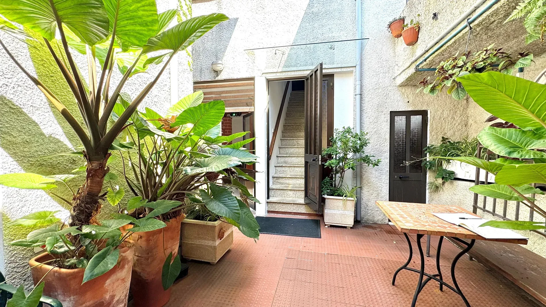 Exterior photo 4