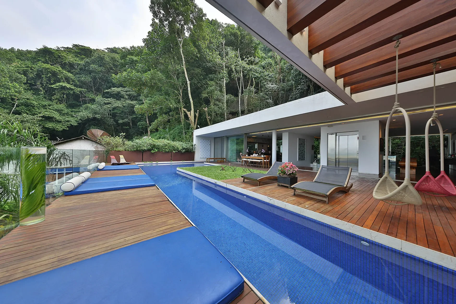 Exterior photo 6