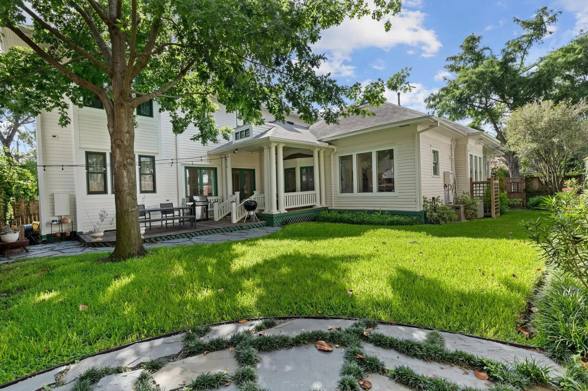 Exterior photo 5
