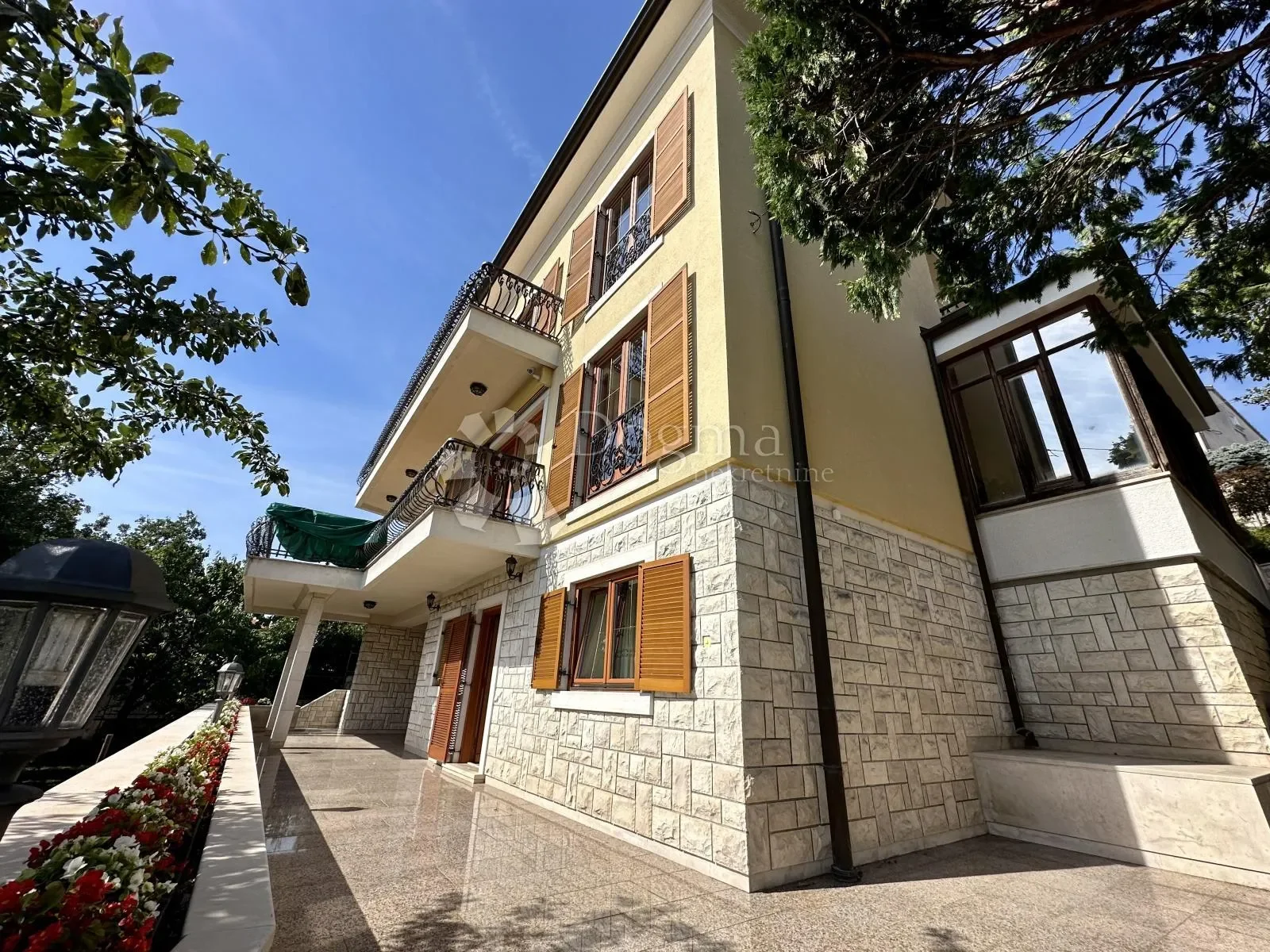 Exterior photo 8