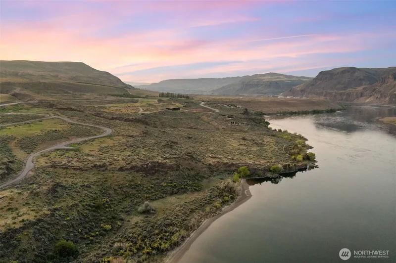 287 Ravenwing Lane, Malaga, Washington, United States. - Photo 3