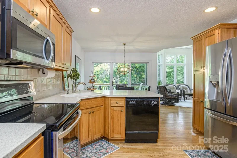 100 Bayberry Way, Hendersonville, NC 28739, Laurel Park, North Carolina, United States. - Photo 7