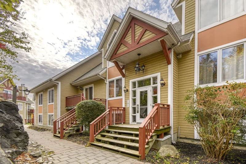 Hauts Bois;  impressive condo ski-in / ski-out in Tremblant