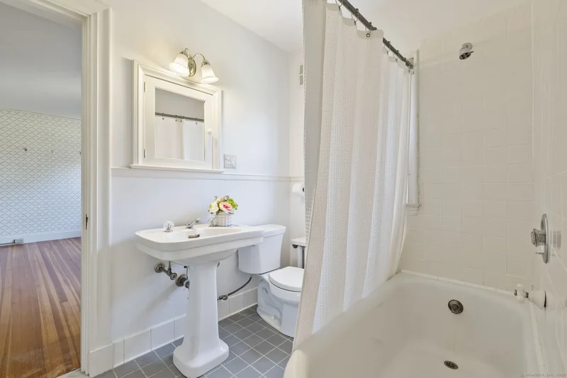 111 Bloomfield Avenue, West Hartford, CT, 06105, USA, Hartford, Connecticut, United States. - Photo 25