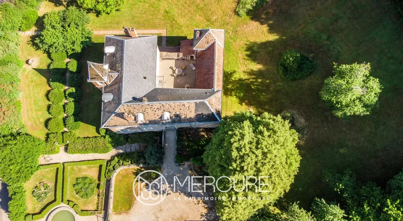 Castle dating back to the 15th century, rebuilt in the 19th century, approx. 1.8 hectares of parklan