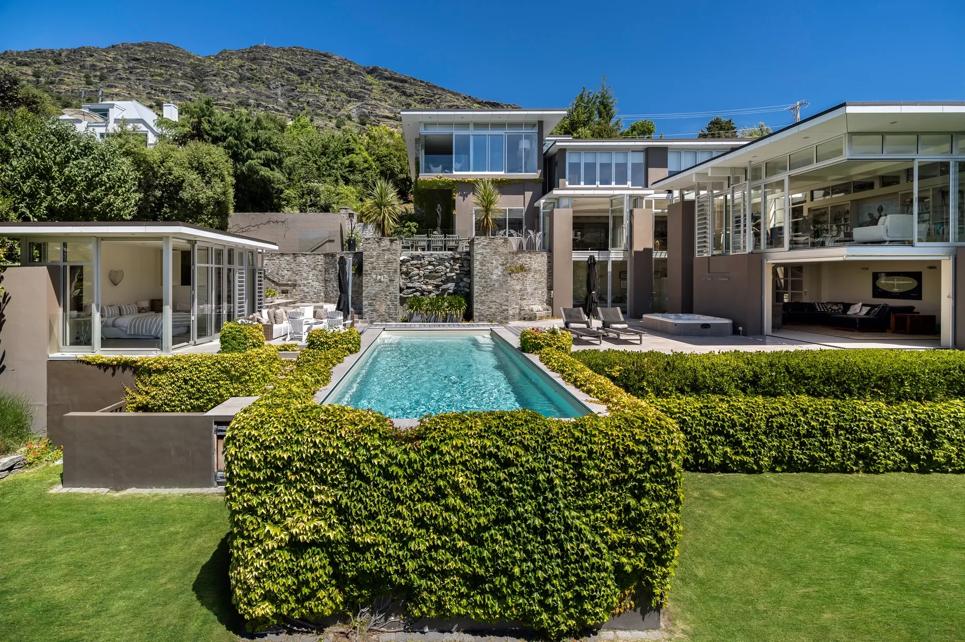 Exterior photo 2