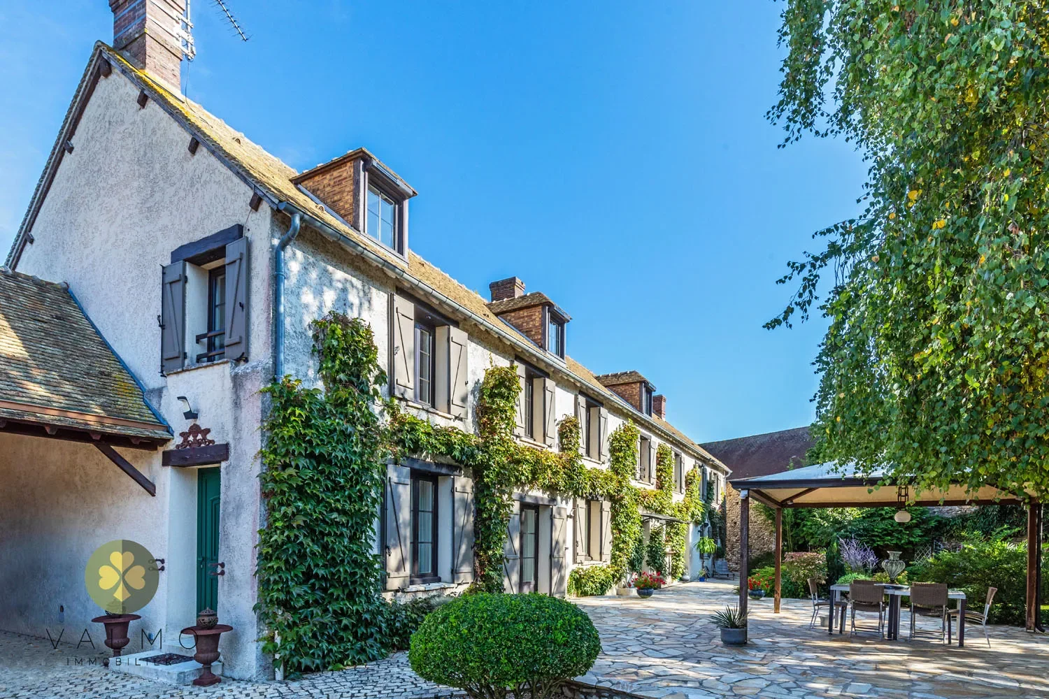 Exterior photo 5