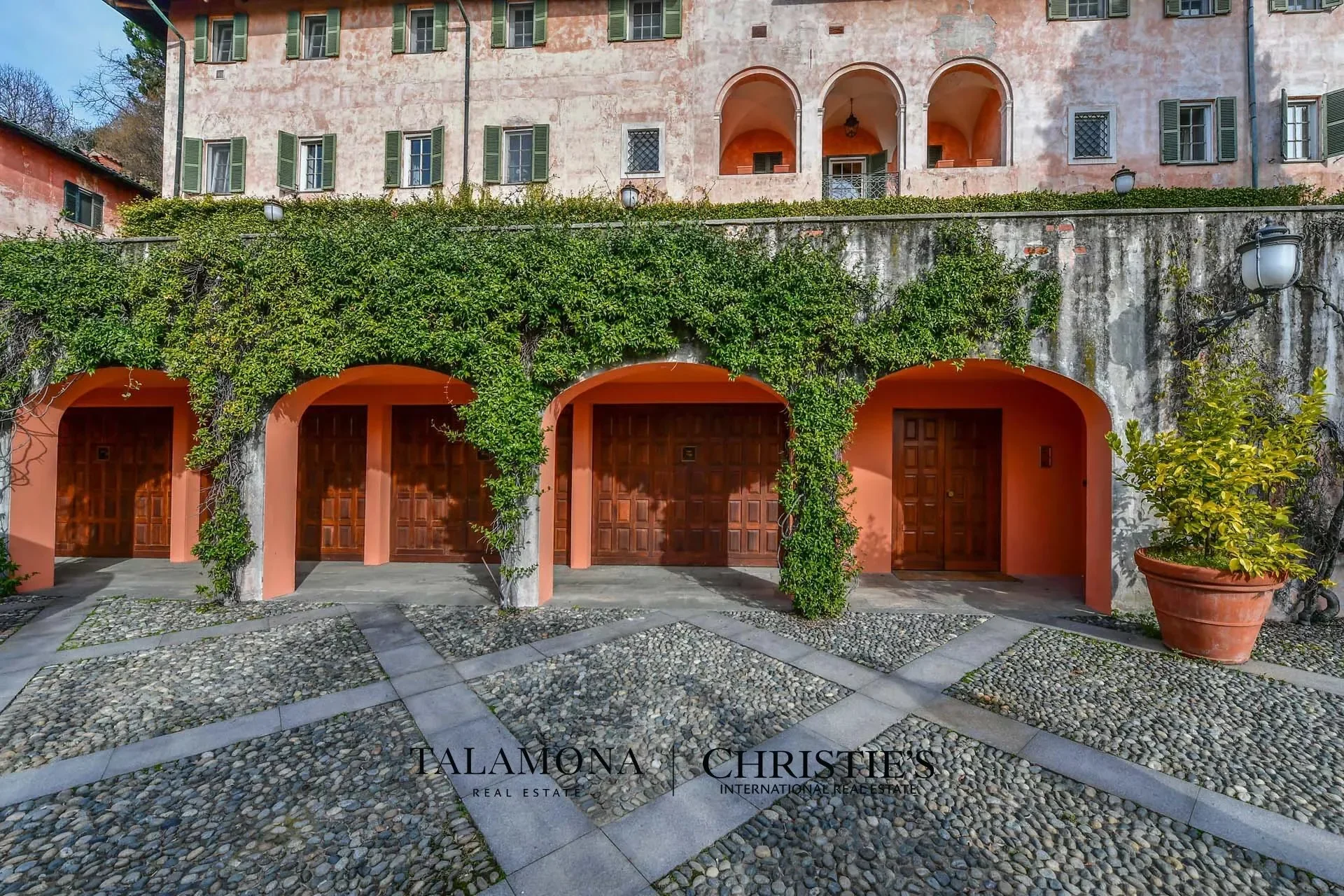 Exterior photo 8