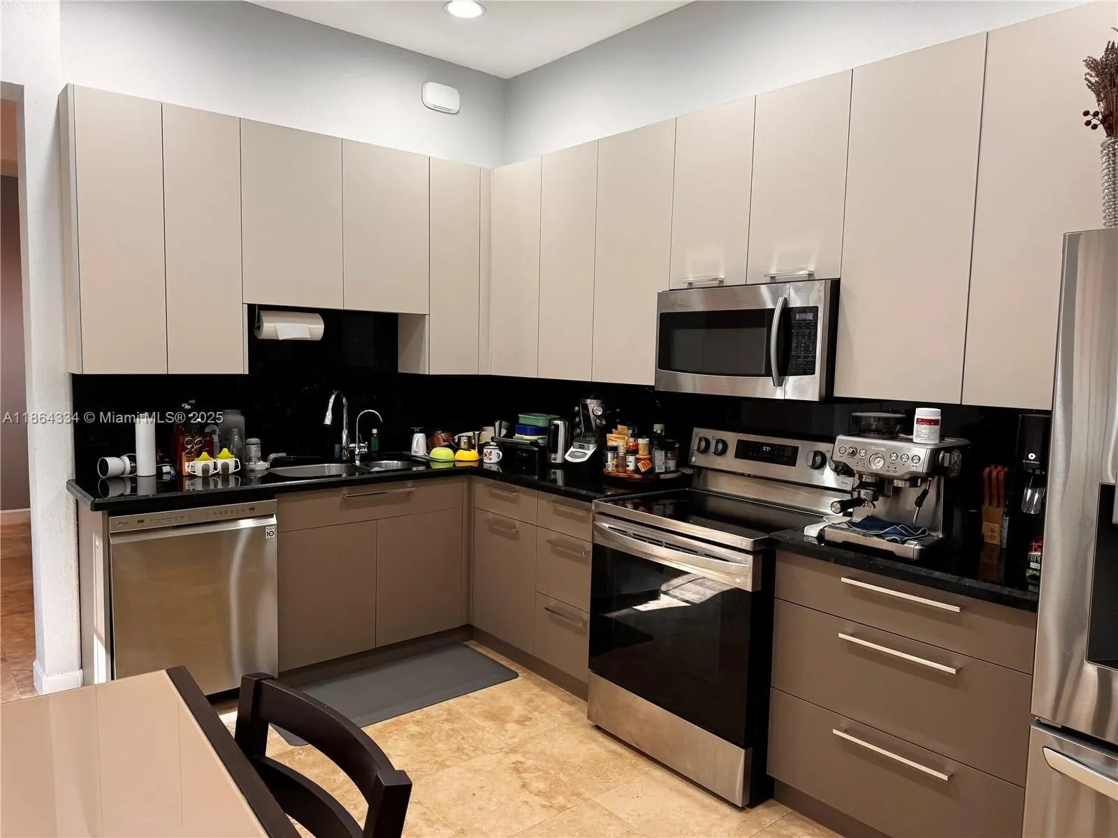 876 W Spinnaker Dr W, Hollywood, Florida, United States. - Photo 7