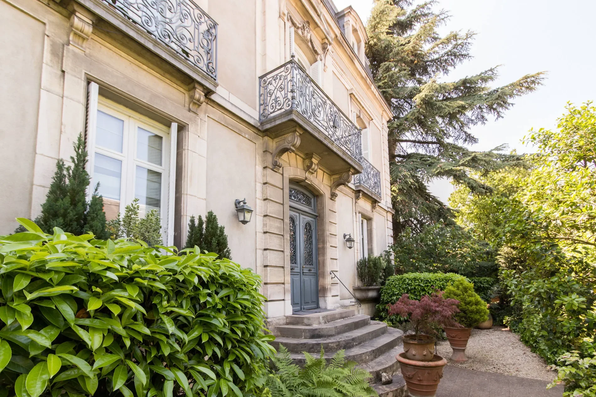 Exterior photo 2