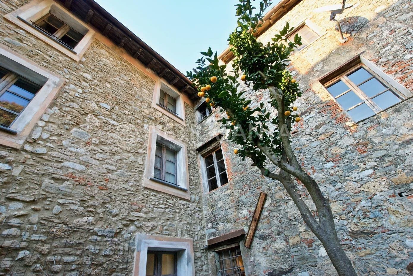 Exterior photo 3