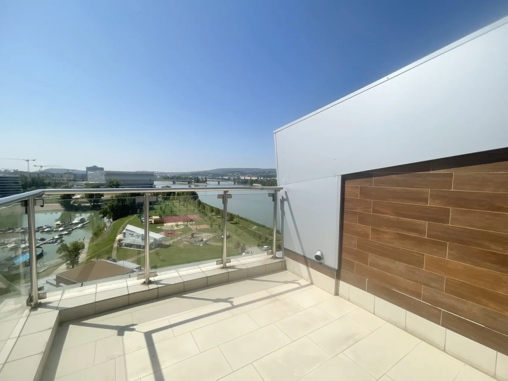 Exterior photo 2