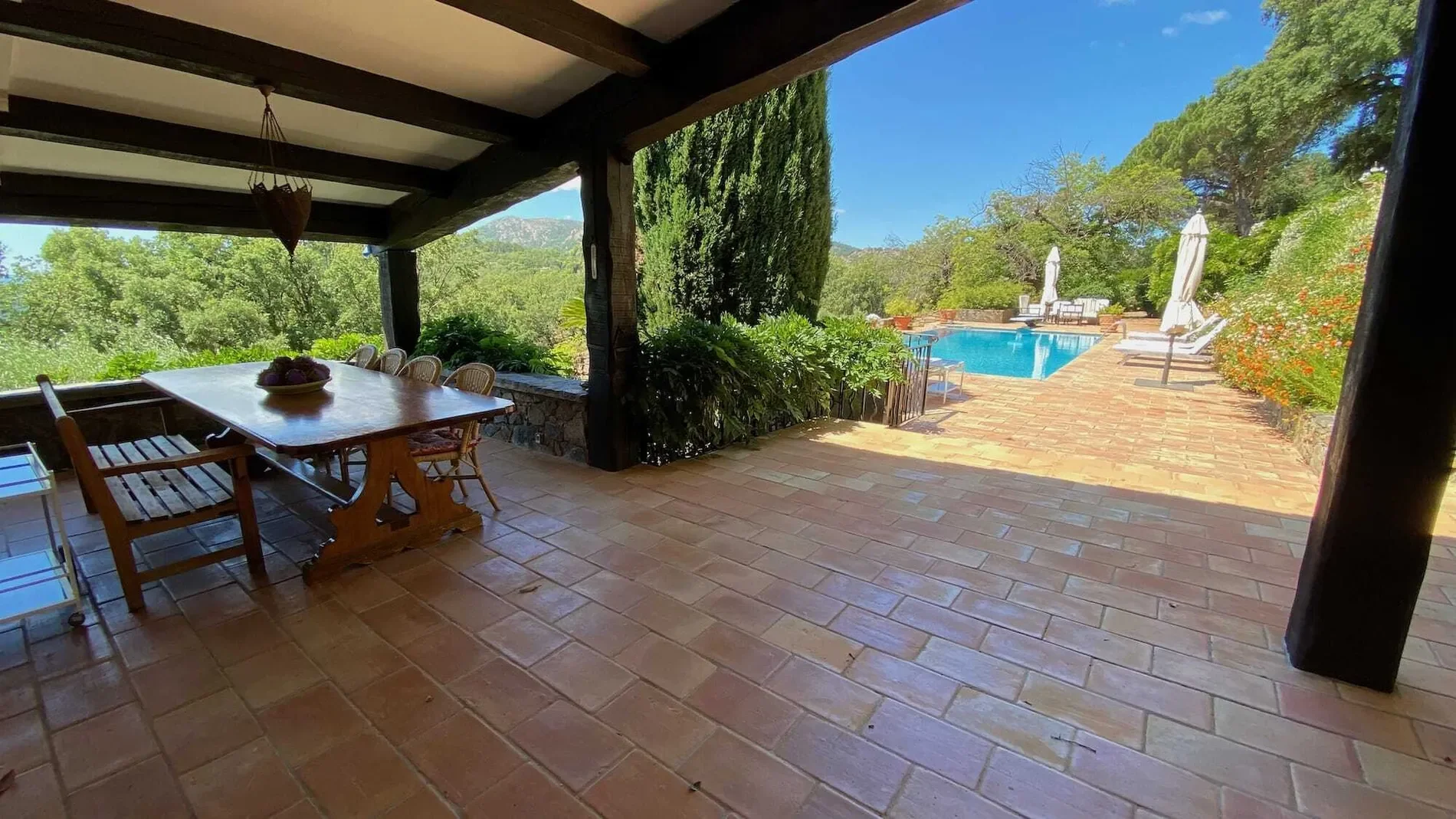 Exterior photo 5