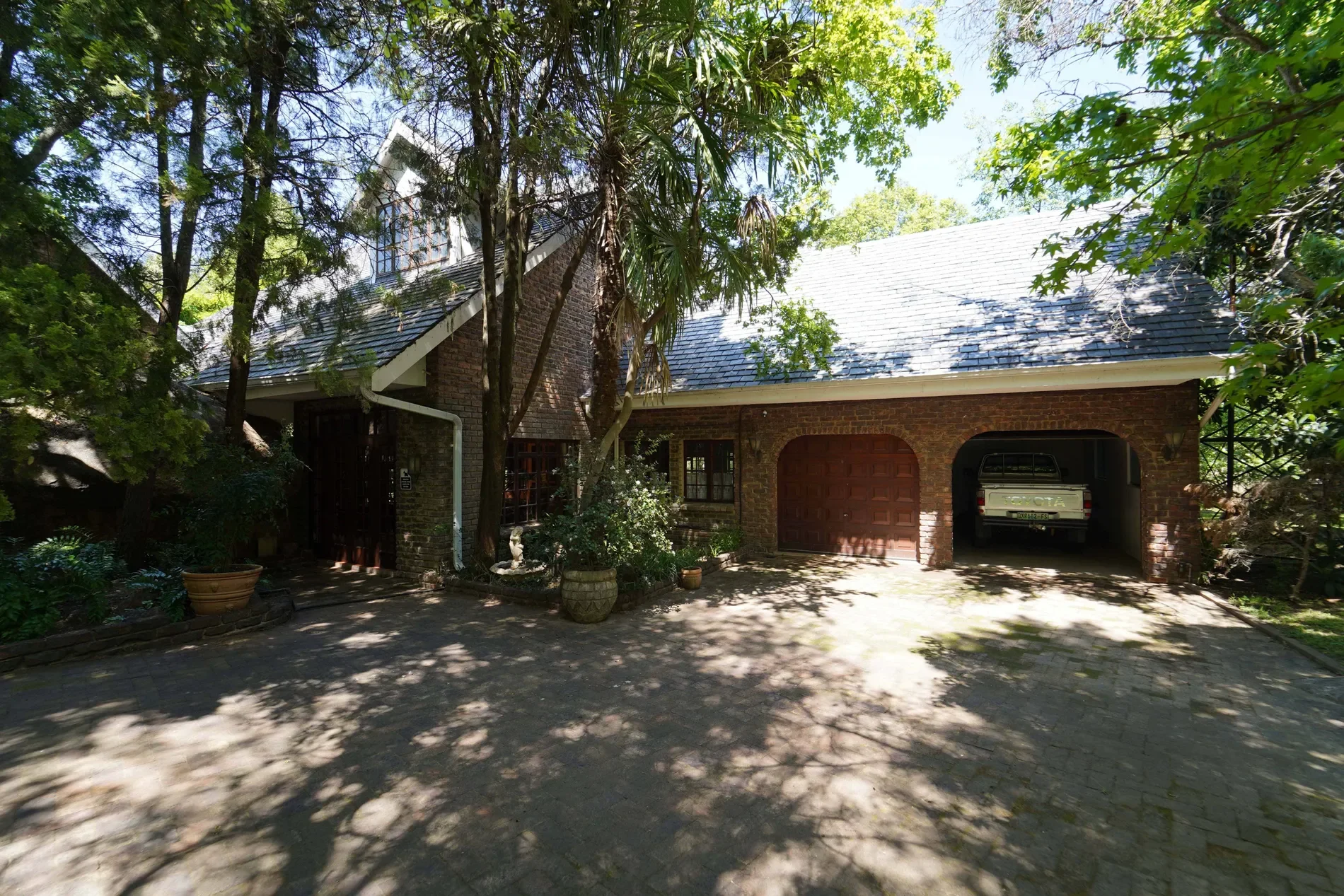 Exterior photo 6