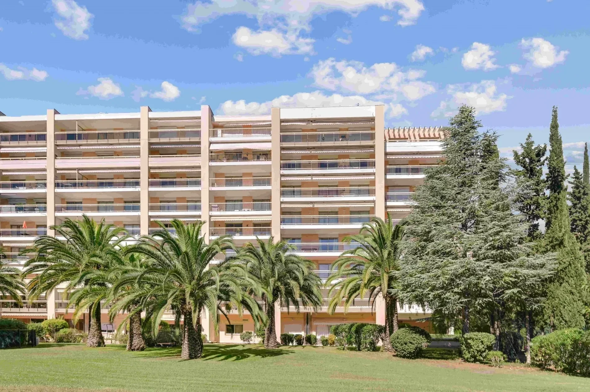 Exterior photo 8