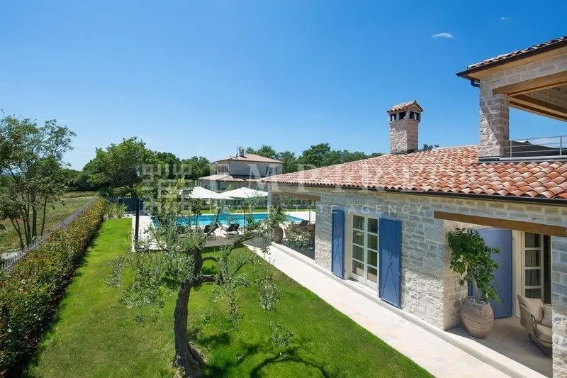 Exterior photo 6