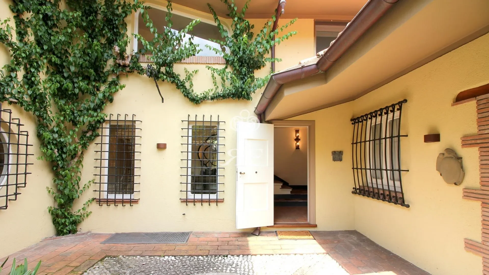 Exterior photo 5