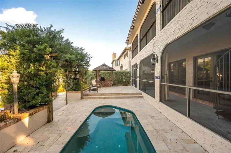 Exterior photo 3