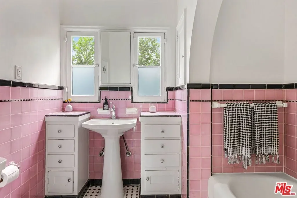8210 Willoughby Avenue, Los Angeles, California, United States. - Photo 15