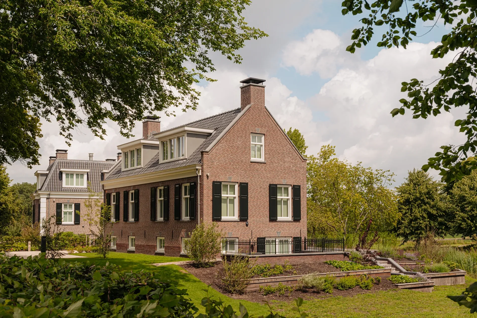 Exterior photo 4