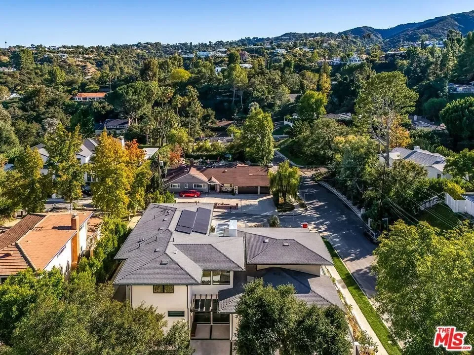 16879 Mooncrest Drive, Los Angeles, California, United States. - Photo 27