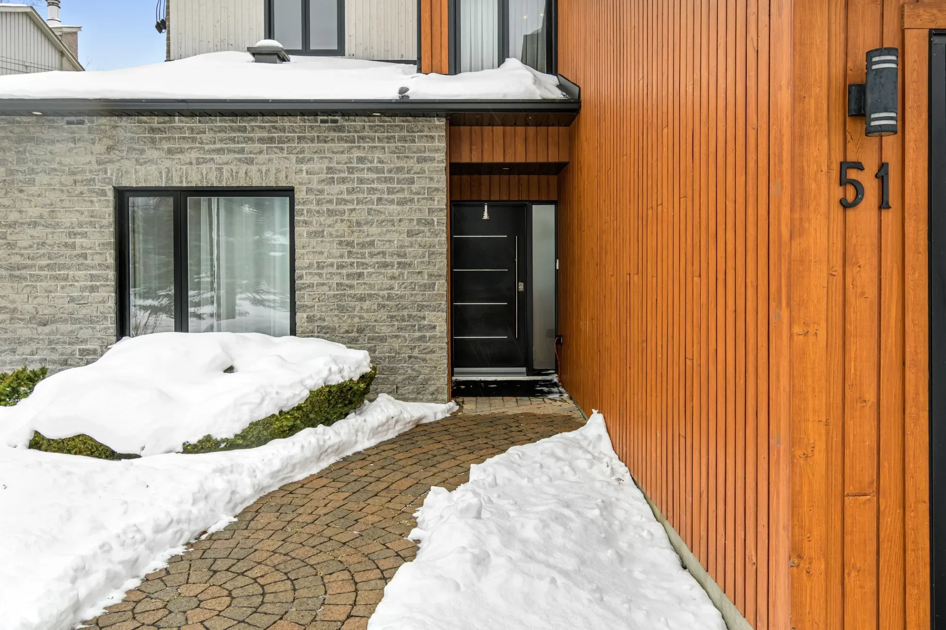 Exterior photo 6