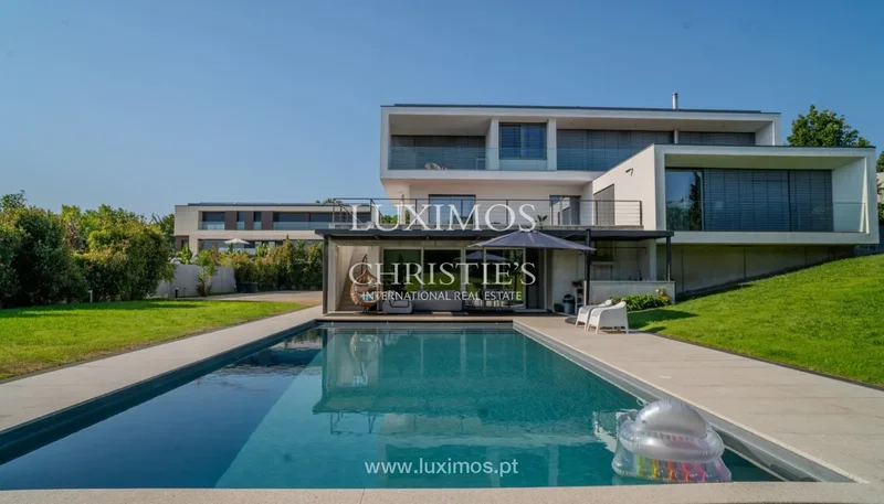 Villa with pool and garden for sale in Leça do Balio, Portugal