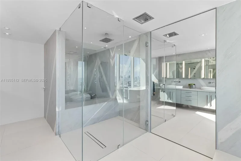 1000 S Pointe Dr 3501, Miami Beach, Florida, United States. - Photo 31