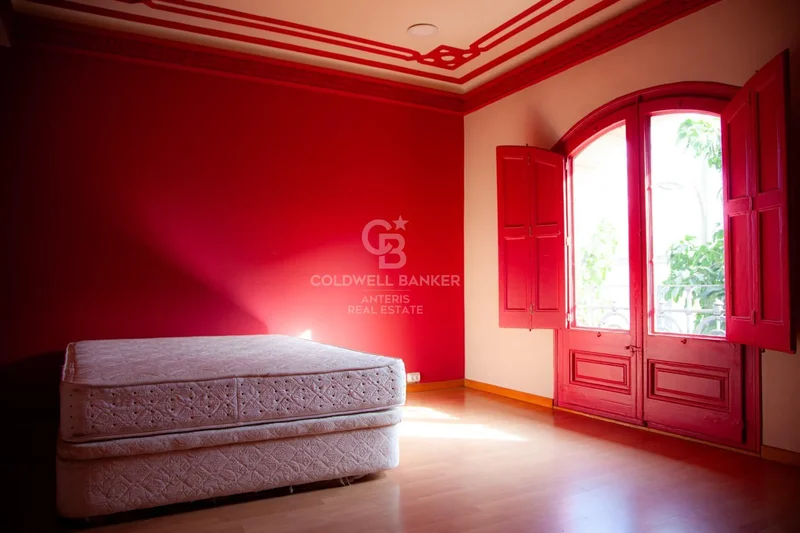 Elegant Property With Renovation Potential In El Born Of Barcelona