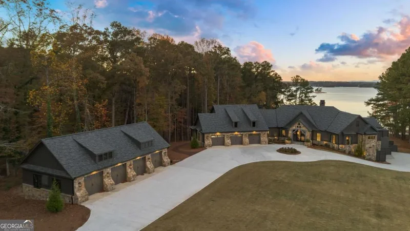 Single Family Residence in Flowery Branch