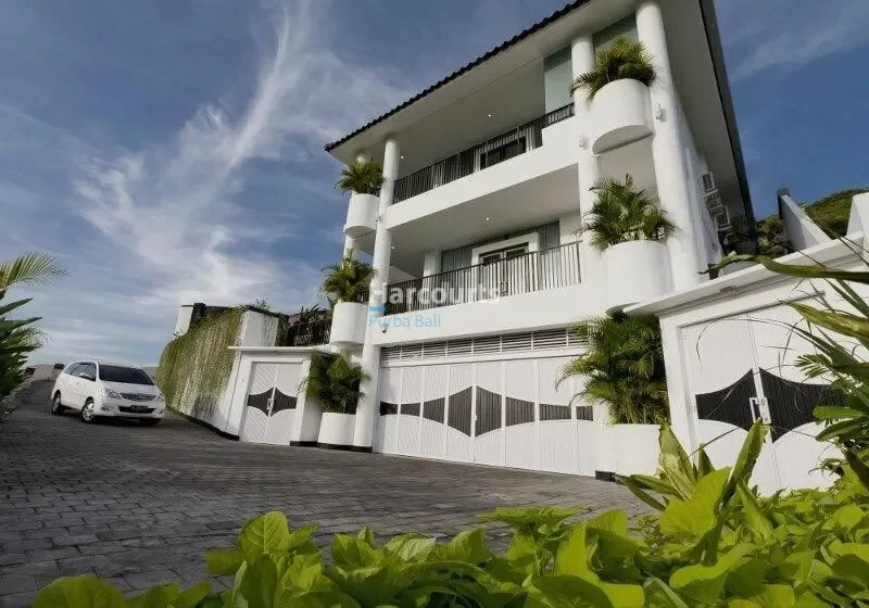 Exterior photo 2