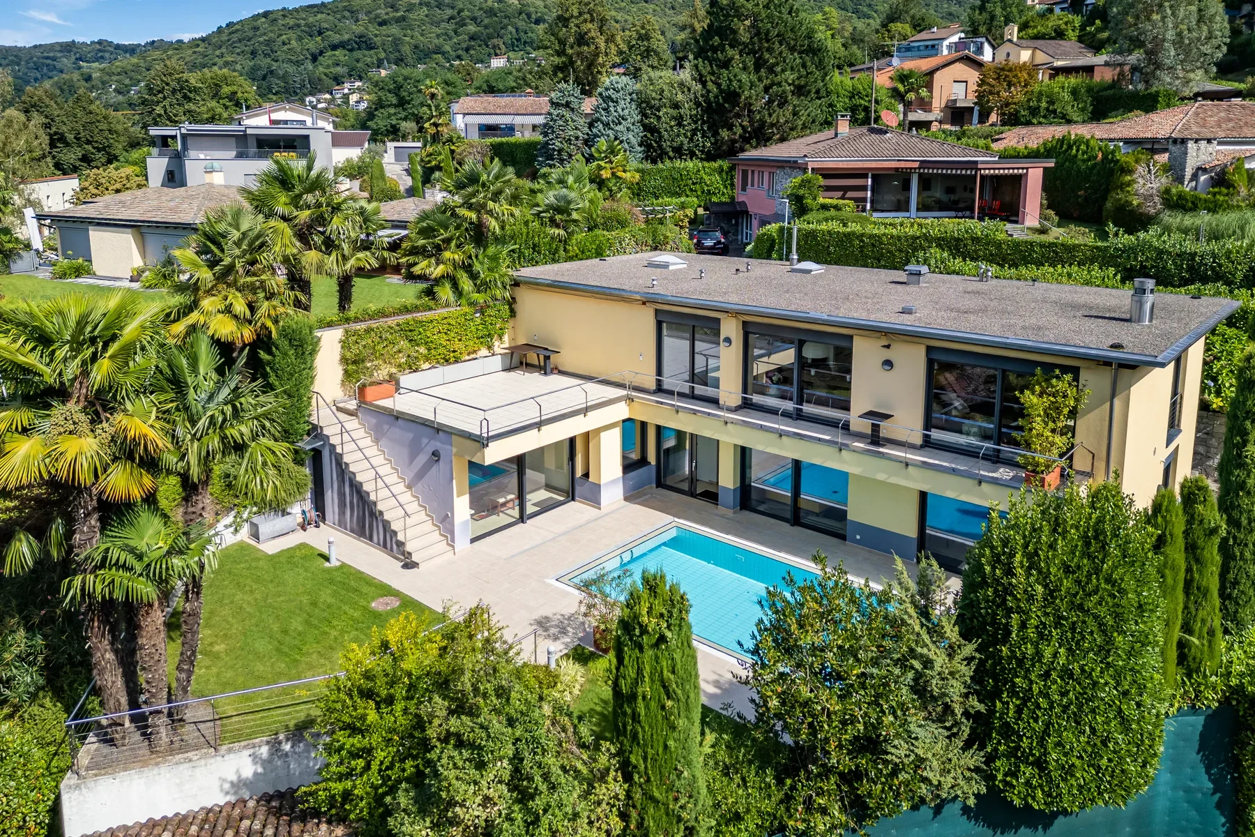 Exterior photo 9