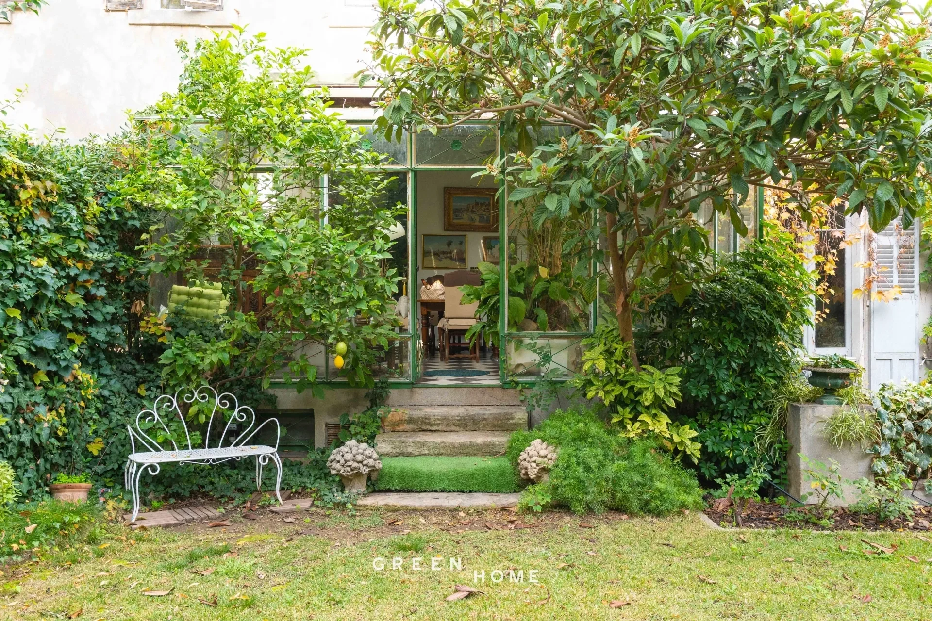 Exterior photo 2