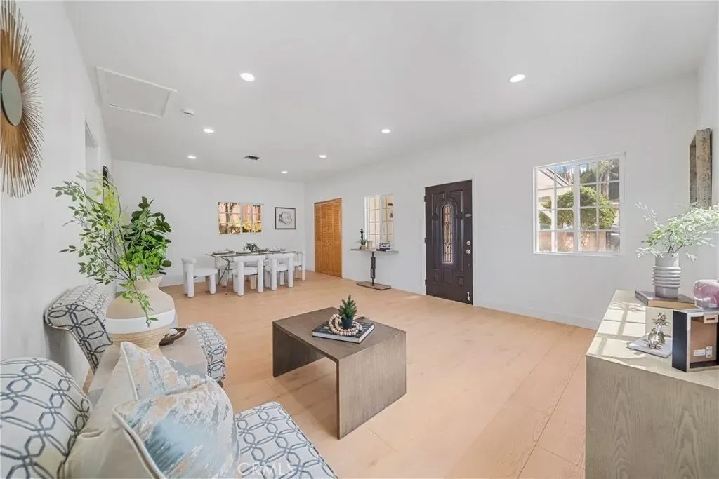 2035 Las Colinas Avenue, Los Angeles, California, United States. - Photo 4