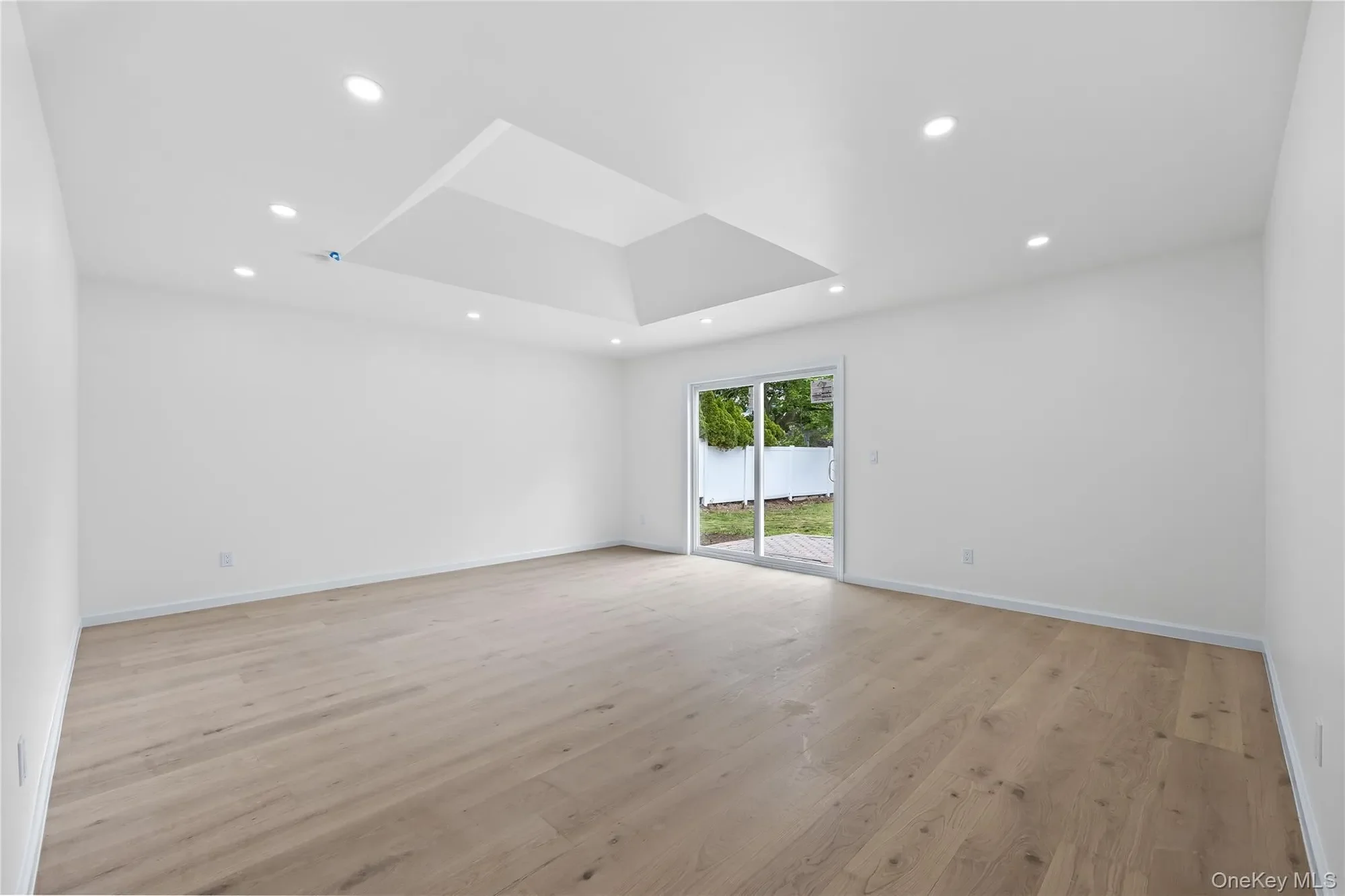 26 Roseanne Drive, Woodbury, NY 11797, Woodbury, New York, United States. - Photo 2