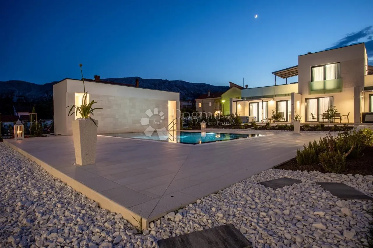 Exterior photo 5